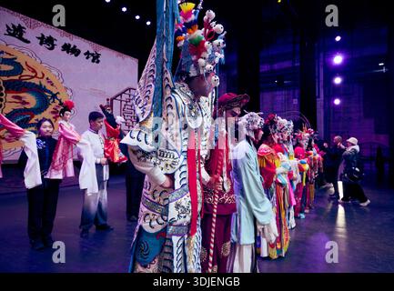 Al termine dello spettacolo, gli artisti d'opera cinesi si esibiscono sul palco, mostrando costumi tradizionali e gesti cerimoniali Foto Stock