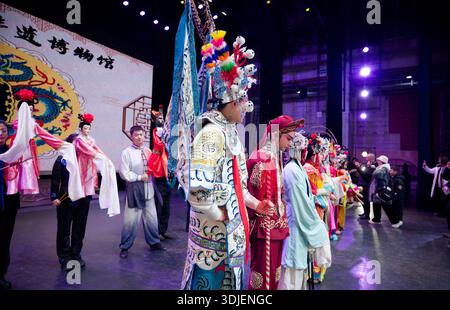 Gli artisti d'opera tradizionali cinesi si esibiscono sul palco durante uno spettacolo culturale dal vivo a Xi'an, pochi istanti dopo l'applauso finale Foto Stock