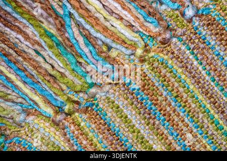 Il dettaglio delle nappine lavorate a maglia sul bordo di un piumone Foto Stock