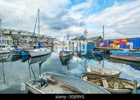 Barche da pesca ormeggiate nel porto di Mevagissey, Cornovaglia Foto Stock