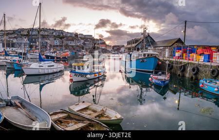Tramonto sul porto di Mevagissey Foto Stock