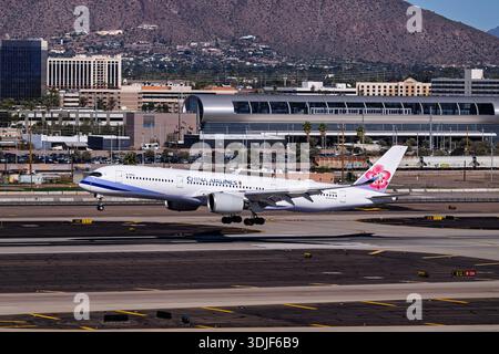 Aeroporto sky Harbor 1-25-2005 Phoenix, AZ USA China Airlines Airbus A350-900 B-18902 arrivo sulla pista 26 all'aeroporto internazionale Sky Harbor di Phoenix. Aeroporto. Foto Stock