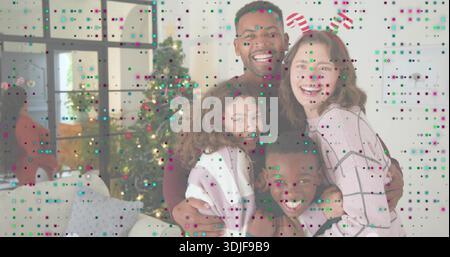 Abbracciare il gruppo di famiglie in posa nel soggiorno di casa, con albero di Natale decorato e fascia da cornamusa Foto Stock