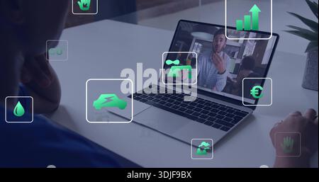 Visualizzazione di un laptop aperto che mostra l'uomo remoto in camicia a scacchi alla riunione alla scrivania, con icone AR verdi Foto Stock