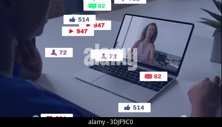 Guardare un notebook aperto che mostra il presentatore in un top senza maniche all'ufficio domestico, con badge social Foto Stock