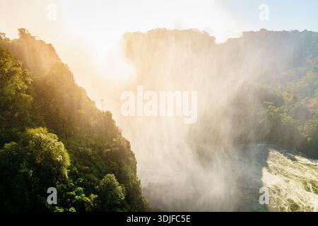 Nebbia dalle Cascate Vittoria nello Zimbabwe al tramonto Foto Stock