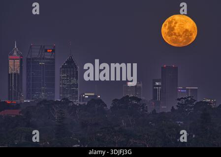 Sorge di luna sopra il quartiere centrale degli affari di Perth, Australia Occidentale. Foto Stock