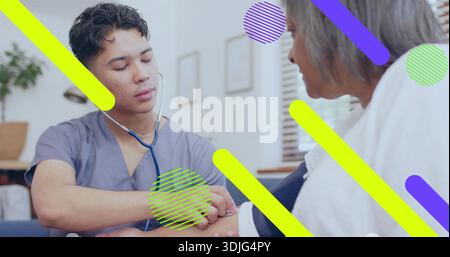 Infermiere di sesso maschile in scrub grigi che posiziona lo stetoscopio su una donna anziana con la parte superiore bianca a casa Foto Stock