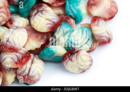 caramelle colorate con gelatina di frutta a forma di cervello su sfondo bianco. Foto Stock
