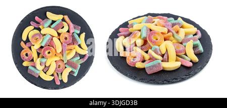 tamponare le caramelle in gelatina sulla piastra di pietra, isolate su sfondo bianco. Foto Stock