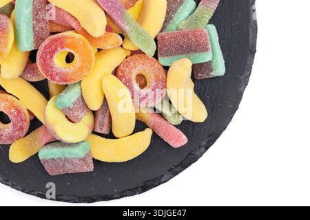tamponare le caramelle in gelatina sulla piastra di pietra, isolate su sfondo bianco. Foto Stock