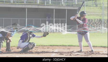 Tira la mazza, la pastella nella maglia marrone si prepara a dondolare sul campo da softball, il guanto del ricevitore, la forma d'onda Foto Stock