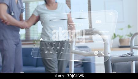 Donna anziana che cammina in casa con gli escursionisti su ruote, infermiera in scrub che tiene il braccio mostrando il calendario AR Foto Stock