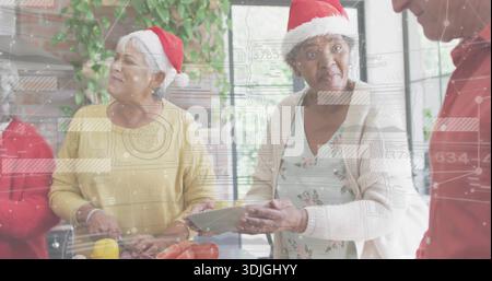Piatto di appoggio, donna anziana che indossa il cappello di Babbo Natale e cardigan che prepara i pomodori al bancone della cucina Foto Stock