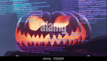 Jack o lanterna scolpita che emette luce arancione ad Halloween su una superficie di legno, codice proiettato Foto Stock