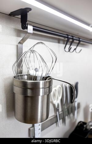 Secchio in cucina per l'organizzazione delle fruste del mixer sul rack portapacchi Foto Stock