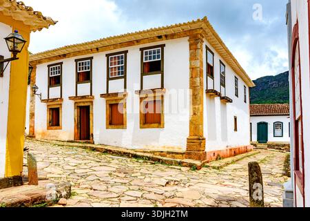 Case coloniali e strade acciottolate nella storica città di Tiradentes nel Minas Gerais. Foto Stock
