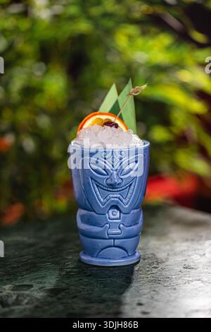 Cocktail in stile Tiki in tazza di ceramica Foto Stock