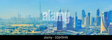 DUBAI, Emirati Arabi Uniti - 6 MARZO 2020: Panorama dei grattacieli del centro con Burj Khalifa e altre famose torri in foschia di polvere, il 6 marzo a Dubai Foto Stock