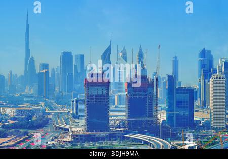 DUBAI, Emirati Arabi Uniti - 6 MARZO 2020: Lo skyline mattutino del centro di Dubai con Burj Khalifa, Jumeirah Emirates Towers, Dubai World Trade Centre e altro Foto Stock