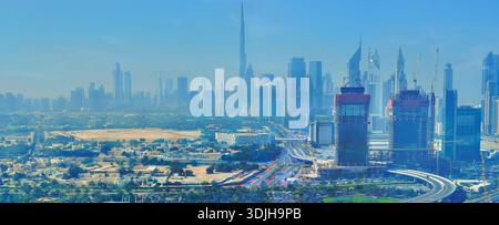 DUBAI, Emirati Arabi Uniti - 6 MARZO 2020: Le silhouette delle torri del centro - Burj Khalifa, Jumeirah Emirates Towers, e altri in foschia di polvere, il 6 marzo a Dub Foto Stock