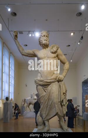 Statua di Poseidone, scultura parigina in marmo. Manufatto dell'antica mitologia greca esposto all'interno del Museo Archeologico Nazionale di Atene, Grecia. Foto Stock
