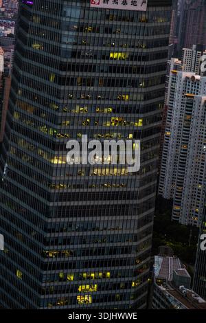 Shanghai, Cina - 23 settembre 2025 skyline urbano al tramonto con moderni grattacieli e vista sulla città Foto Stock