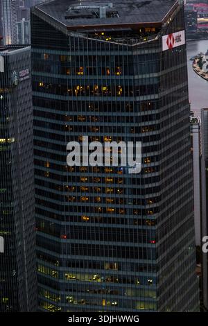 Shanghai, Cina - 23 settembre 2025 skyline urbano al tramonto con moderni grattacieli e vista sulla città Foto Stock