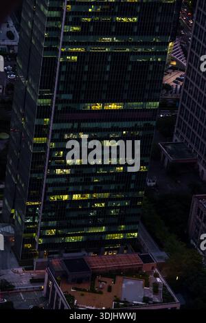 Shanghai, Cina - 23 settembre 2025 skyline urbano al tramonto con moderni grattacieli e vista sulla città Foto Stock