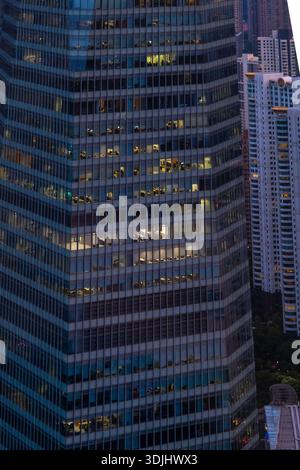 Shanghai, Cina - 23 settembre 2025 skyline urbano al tramonto con moderni grattacieli e vista sulla città Foto Stock