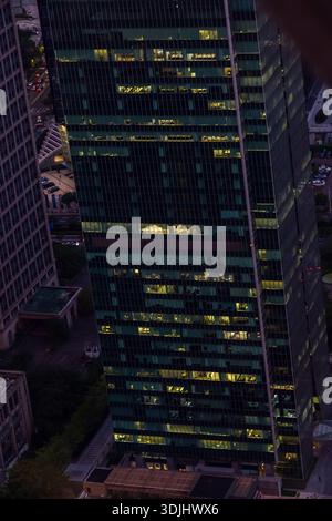 Shanghai, Cina - 23 settembre 2025 skyline urbano al tramonto con moderni grattacieli e vista sulla città Foto Stock