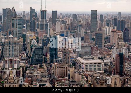 Shanghai, Cina - 23 settembre 2025 ambiente denso e vivace con numerosi grattacieli moderni come simbolo dello sviluppo economico di Shanghai, Magic C. Foto Stock