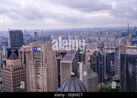 Shanghai, Cina - 23 settembre 2025 ambiente denso e vivace con numerosi grattacieli moderni come simbolo dello sviluppo economico di Shanghai, Magic C. Foto Stock