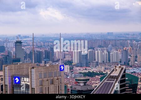 Shanghai, Cina - 23 settembre 2025 ambiente denso e vivace con numerosi grattacieli moderni come simbolo dello sviluppo economico di Shanghai, Magic C. Foto Stock