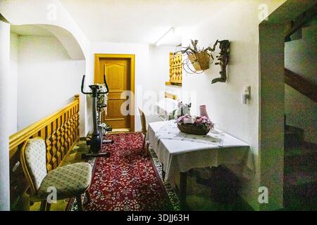 Eleganti oggetti decorativi all'ingresso con pista per allenamenti domestici Foto Stock