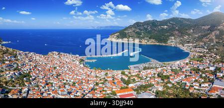 Vista aerea panoramica della città sull'isola di Skopelos, Sporadi, Grecia, case bianche con tetti rossi costruite su una collina sopra il Mar Egeo Foto Stock