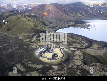 Veduta aerea del paesaggio vulcanico a contrasto, caratterizzato da una caldera prominente e da un lago sereno sotto il vasto cielo, Myvatn, Þingeyjarsve Foto Stock