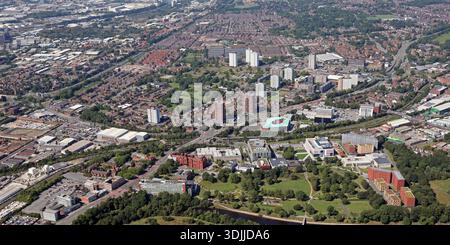 Vista aerea di Salford vicino a Manchester, con Peel Park e l'Università in primo piano e il centro di Salford oltre Foto Stock