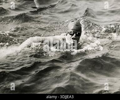 6 agosto 1926 nuoto del canale. Gertrude Caroline Ederle , una nuotatrice competitiva americana, è diventata la prima a nuotare attraverso la Manica . Visto qui nuotare nel suo tentativo riuscito Foto Stock