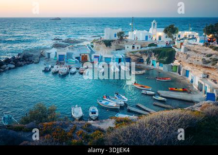 Barche da pesca in un pittoresco porto greco al crepuscolo, Milos Foto Stock