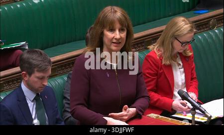 Cattura dello schermo della Cancelliera dello Scacchiere Rachel Reeves durante le domande del Tesoro alla camera dei comuni di Londra. Data foto: Martedì 27 gennaio 2026. Foto Stock