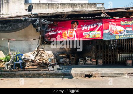 Le case abbandonate nel mezzo delle comunità urbane riflettono ancora uno stile di vita difficile, provincia di Udon Thani, Thailandia, 24 gennaio 2026. Foto Stock