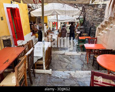 Scale Mnisikleous, Σκαλοπάτια της Μνησικλέους. Pittoresca area esterna con posti a sedere per una taverna tradizionale nello storico quartiere di Plaka, Atene. Foto Stock