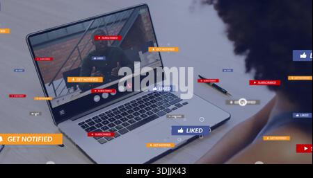 Mostrare un laptop aperto con l'host in alto scuro che parla con la fotocamera alla scrivania, con badge e penna Foto Stock