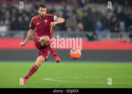 25 gennaio 2026, Stadio Olimpico, Roma, Italia; partita di calcio Enilive di serie A; Roma contro Milano; Bryan Cristante dell'AS Roma attraversa la palla nel Foto Stock