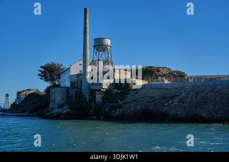 San Francisco, Stati Uniti - 27 ottobre 2025 - complesso carcerario dell'isola di Alcatraz con torre dell'acqua e campo da fumo in una giornata limpida Foto Stock