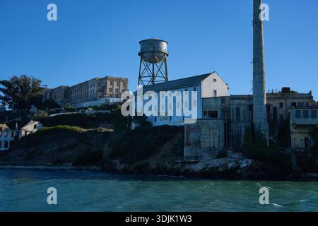 San Francisco, Stati Uniti - 27 ottobre 2025 - complesso carcerario dell'isola di Alcatraz con torre dell'acqua e campo da fumo in una giornata limpida Foto Stock