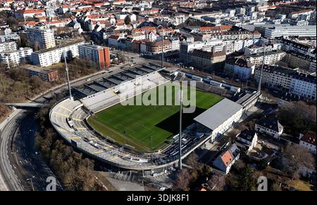 Hier der Blick auf das Städtische Stadon an der Grünwalder Strasse, Grünwalder Stadion in München Giesing, Heimspielstätte u.a. des TSV Munich 1860, im Bild das Stadion Foto Stock