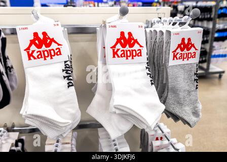 Samara, Russia - 4 aprile 2025: Calze sportive alla moda Kappa. Calze Kappa di marca Foto Stock