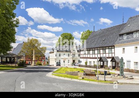 Piazza del mercato con colonna di miglia a Baerenstein, Altenberg, Monti dell'ora Orientale, Sassonia, Germania Foto Stock